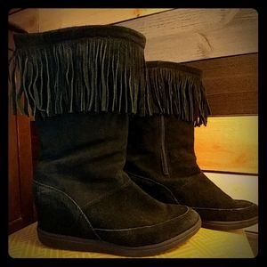Fringe suede boots in black